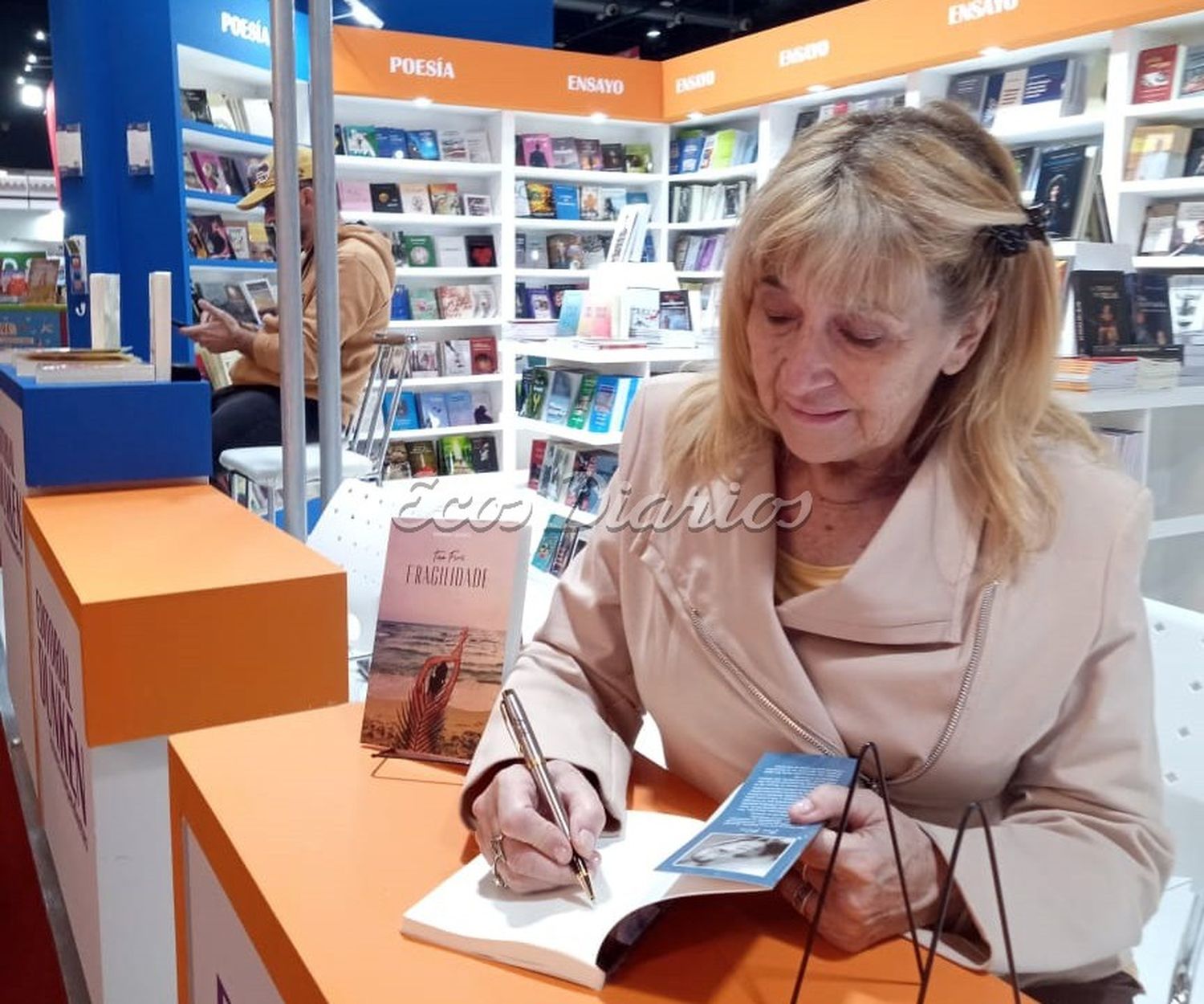 Firmó. Ejemplares en la editorial