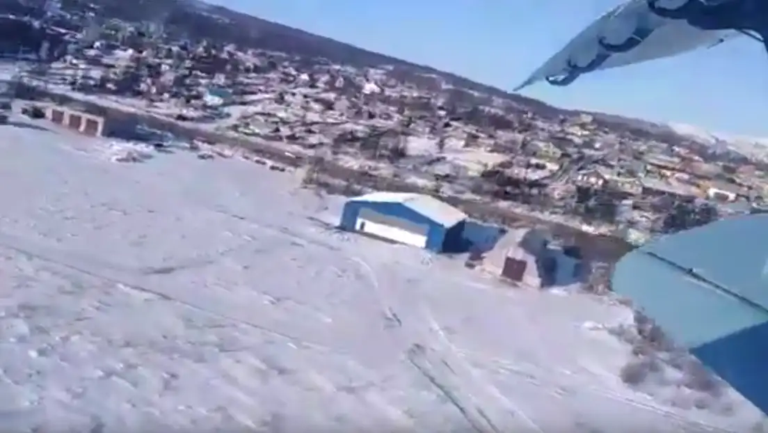 Filmaron desde adentro de un avión que despegó e inmediatamente después se estrelló