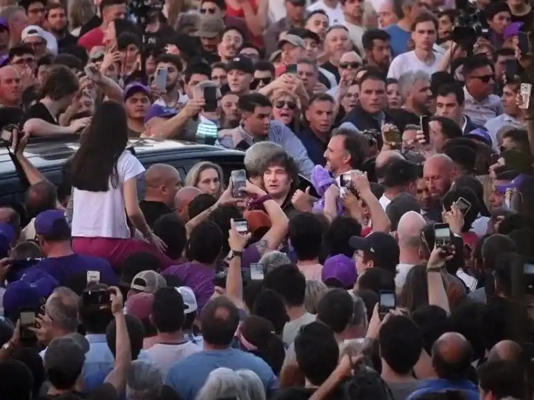 Sin bajarse de la camioneta, Milei recorrió la costanera de Paraná en el marco de la campaña electoral.
