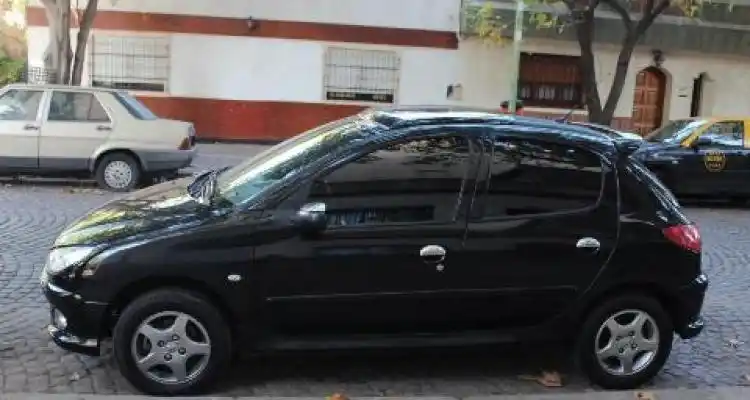 Robaron un Peugeot 206 de la vía pública a una mujer de Baradero