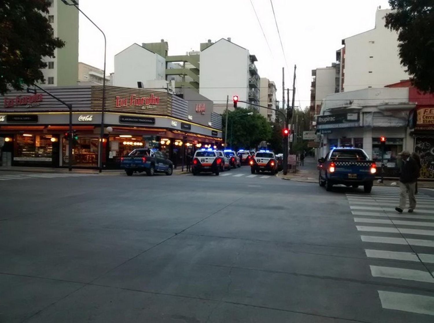 Se disfrazaron de mozos y asaltaron La Farola de Olivos: 4 detenidos 