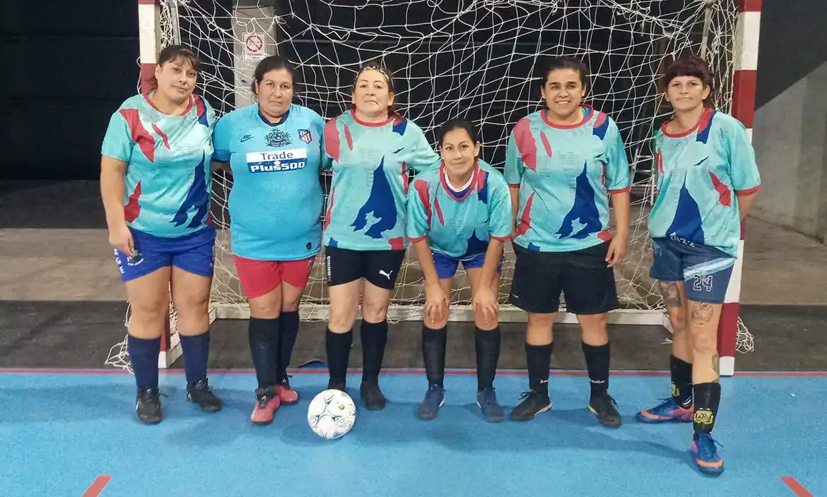 Las Bravas volvió a golear y recuperó la punta en soledad