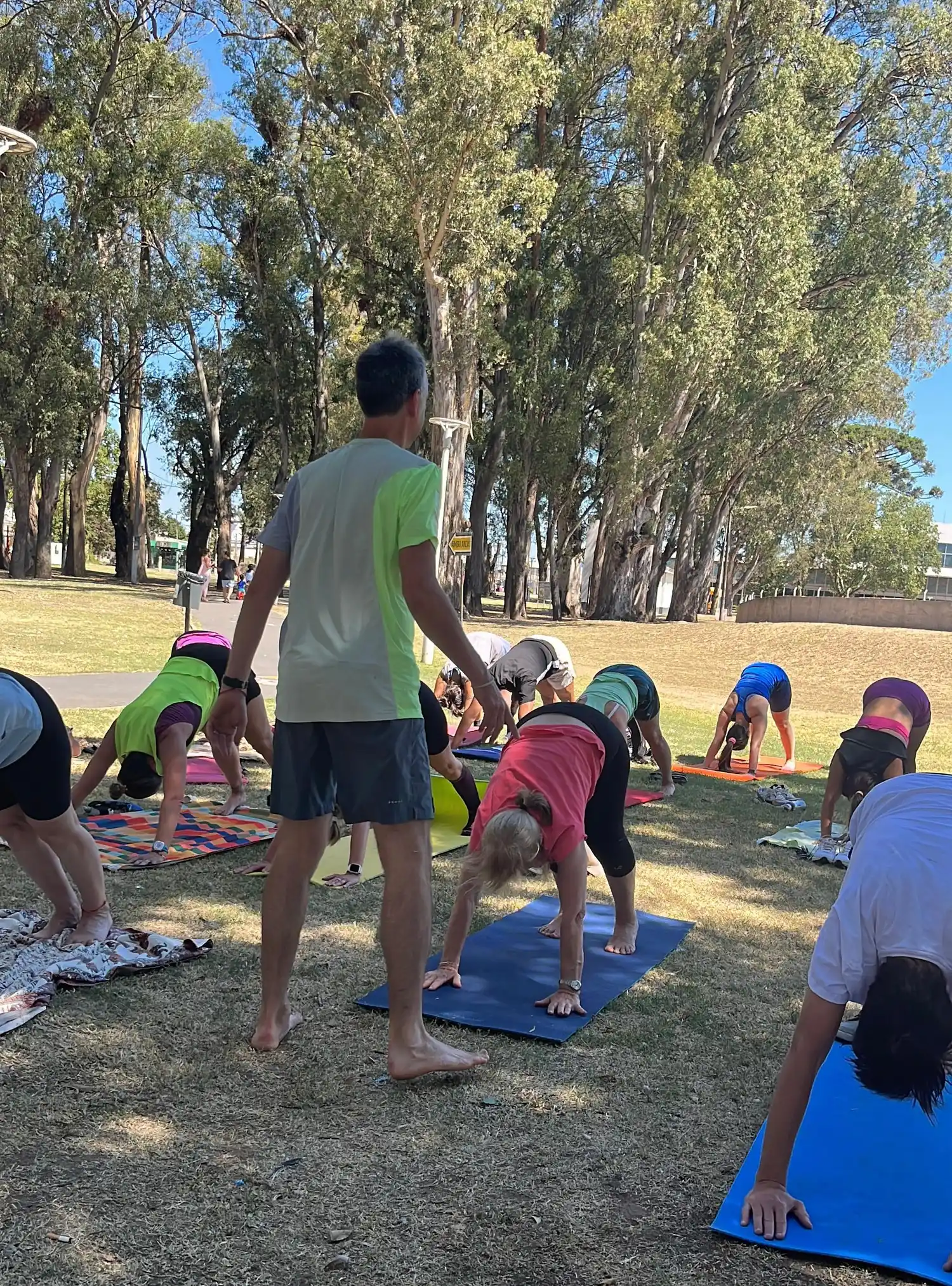 El profesor junto a los vecinos que participaron de la actividad.