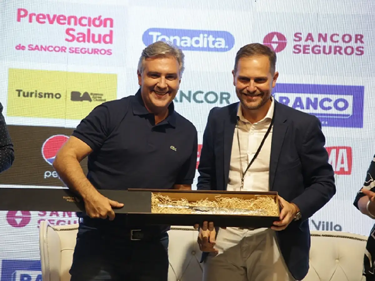 Llaryora pasó por el Festival de Villa María y dijo que le gustaría tener a Martín Gill en su equipo