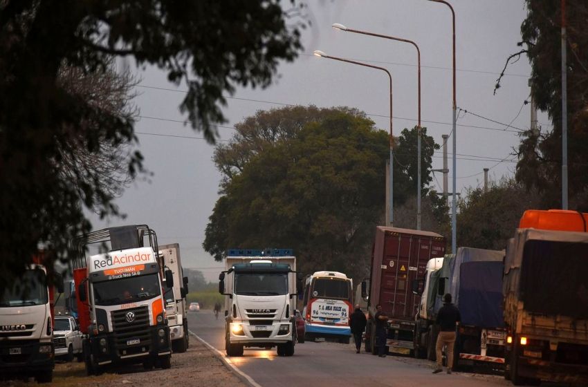 Fracasó la reunión del Gobierno con los transportistas: vuelven a cortar rutas porque falta gasoil