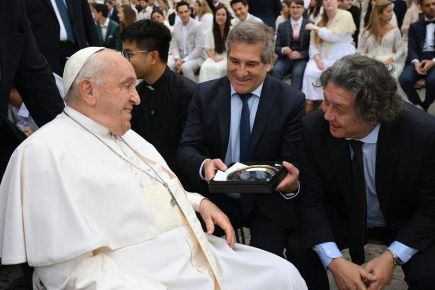 El enigma de los dos senadores bonaerenses de LLA sonrientes junto al Papa