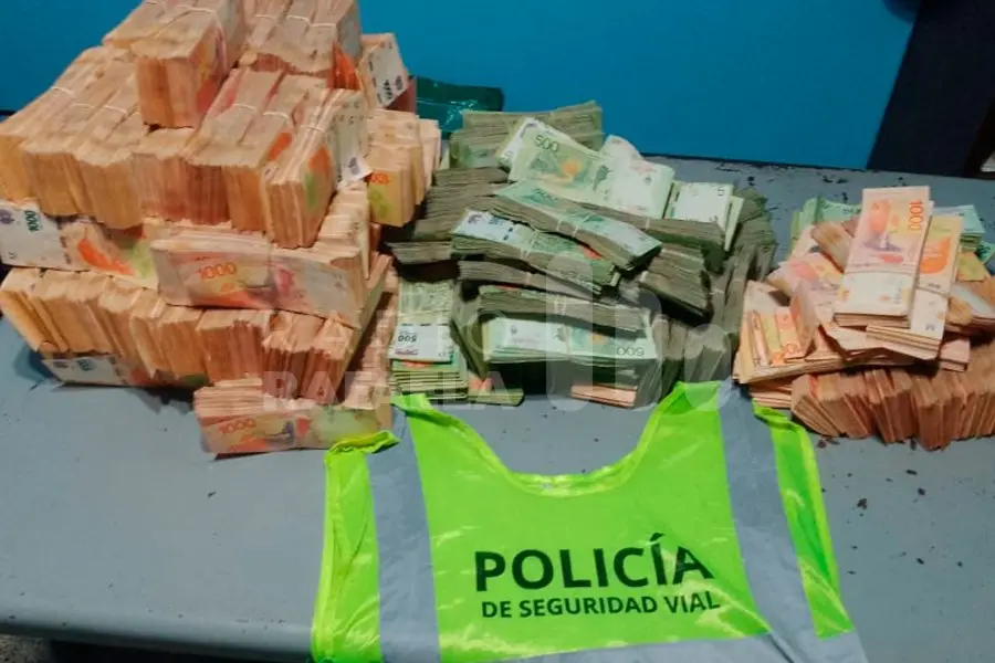 Evadió un control de tránsito: viajaba con más de 26 millones de pesos no declarados