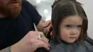 Niña de tres años conmueve al mundo al donar su pelo a los niños con cáncer