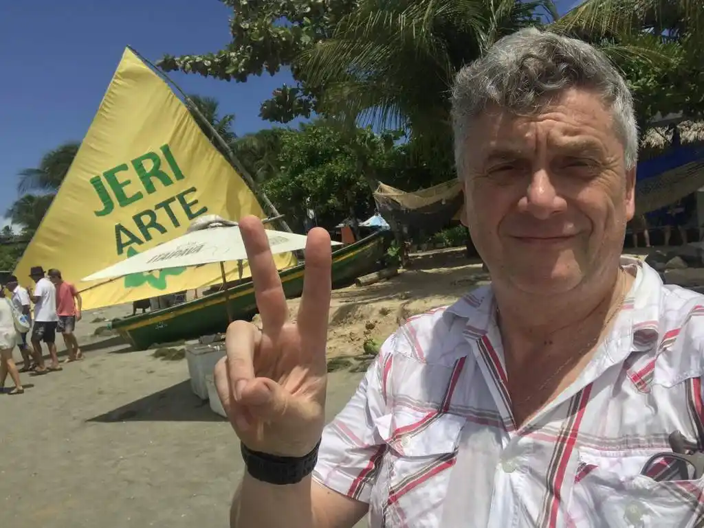 Guillermo ‘Qra’ Anderson y una imagen en Jericoacoara, estado de Ceará, Brasil.