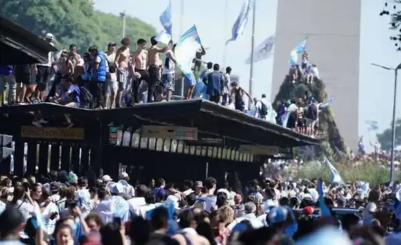Murió un joven tras caer de un techo durante los festejos