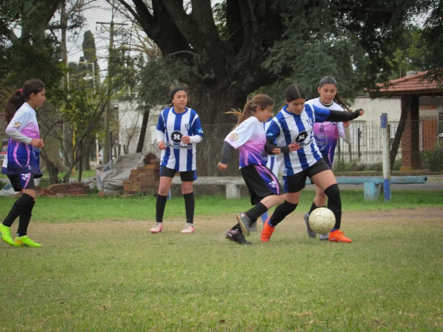 Agricultores y Castro FC protagonizaron el clásico de la localidad. PH: Fútbol Femenino SP