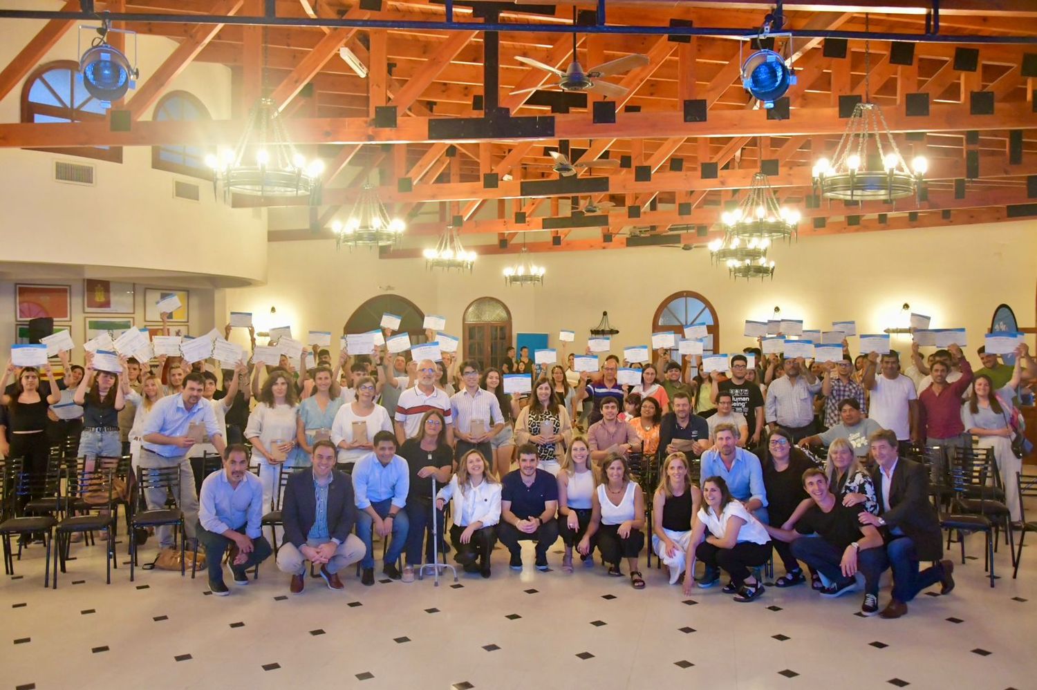 Los egresados de distintos cursos posaron juntos en el cierre de la jornada.