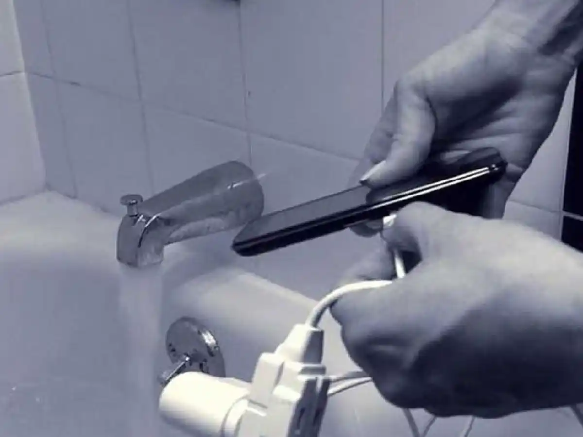 Murió una adolescente tras caer su celular a la bañera