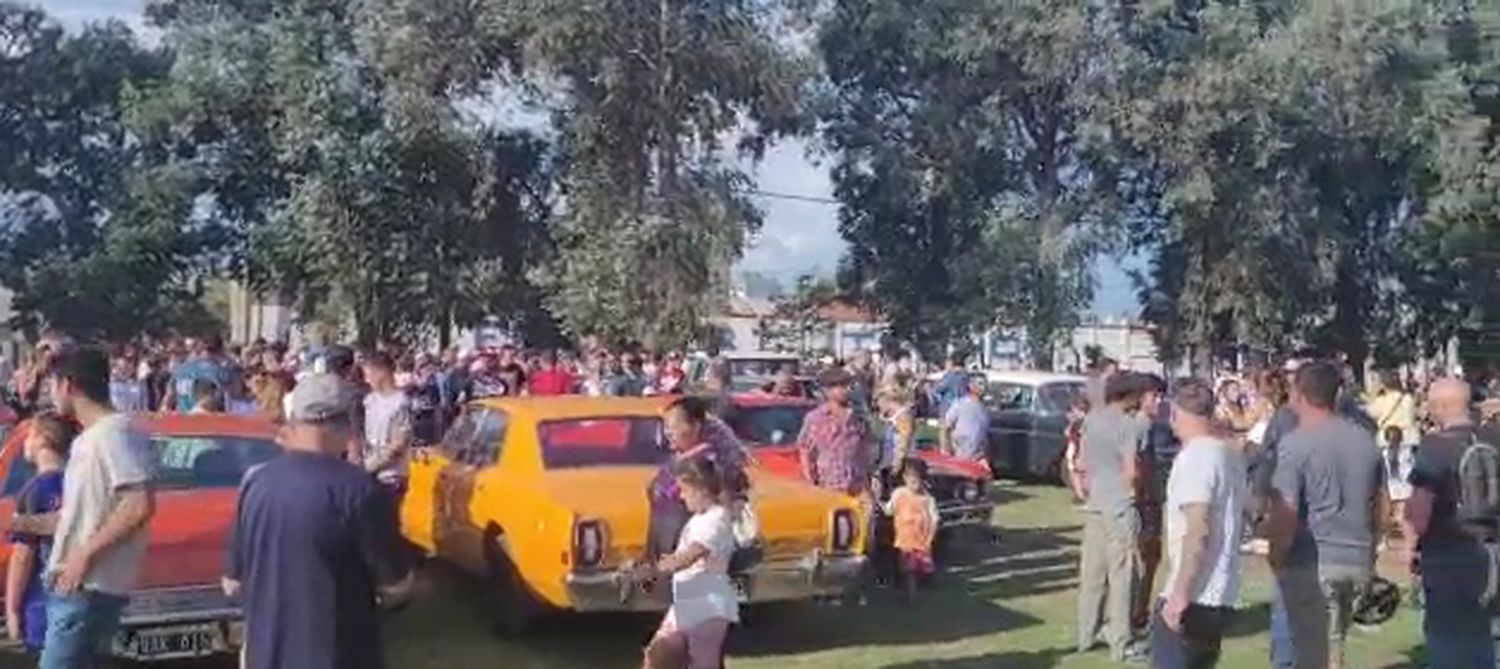 La Expo contó con una muestra de más de 130 autos clásicos y motos.