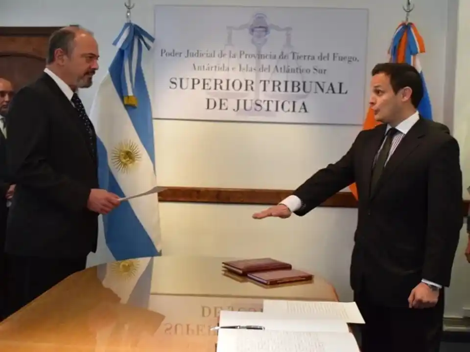 A la derecha, el juez Andrés Leonelli jurando su cargo.