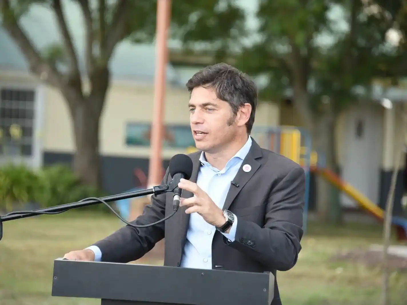 El gobernador durante su reciente visita a De La Canal.