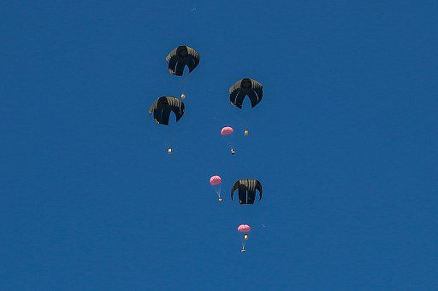 AYUDA HUMANITARIA COBRA 5 VÍCTIMAS EN GAZA: cargamento cae sobre una casa