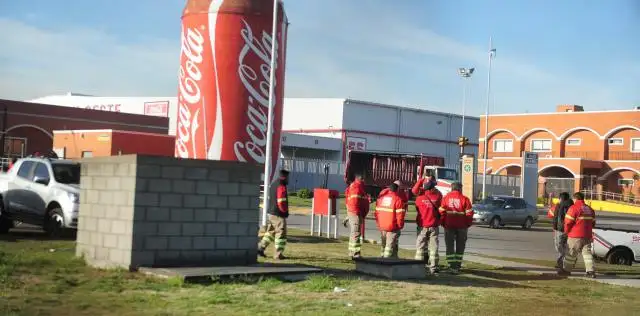 Principio de acuerdo para reducir la cantidad de despidos en una embotelladora de Coca-Cola