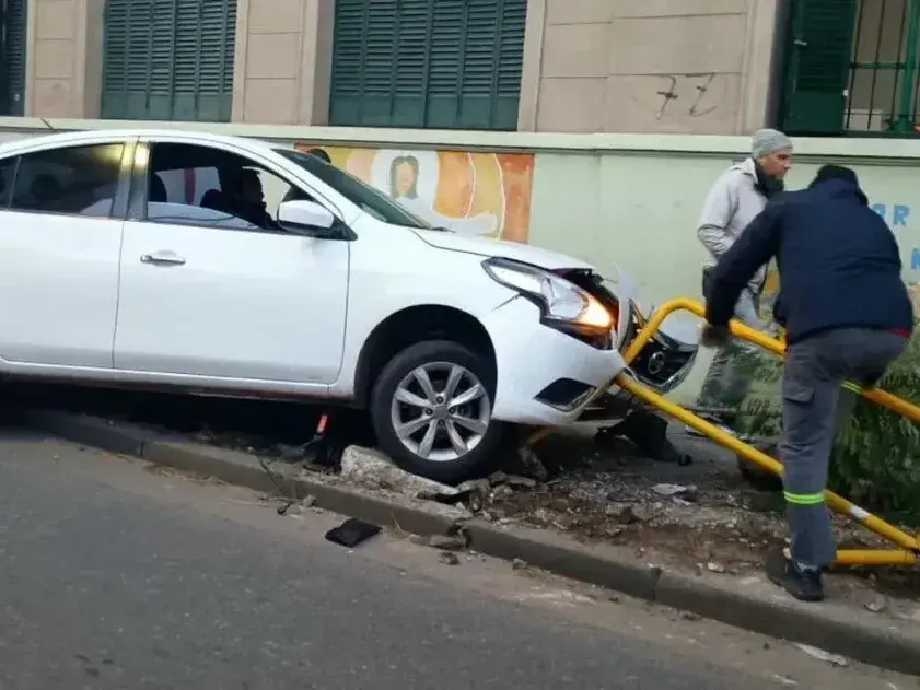 Perdió el control del auto mientras se ponía el cinturón y terminó chocando contra una escuela en el centro de Rosario