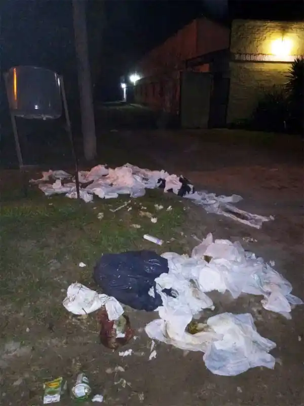 Pañales usados en el piso