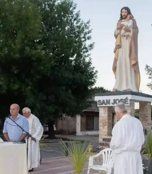 SAN JOSÉ PATRONO DE NUESTRA QUERIDA LOCALIDAD .
Todos los 19 de marzo celebramos los vecinos la llegada de nuestro Patrono. Hace mas de un año logramos emplazar dicha imagen religiosa en un lugar estratégico de la localidad ,  frente al monumento a la Madre y a los monumentos de Francisco Ramirez y de Gral Galarza, la denominada hoy "Esquina de los Monumentos". Esperamos con Fé  Amor y Esperanza el día patronal . (Fabián Menescardi)