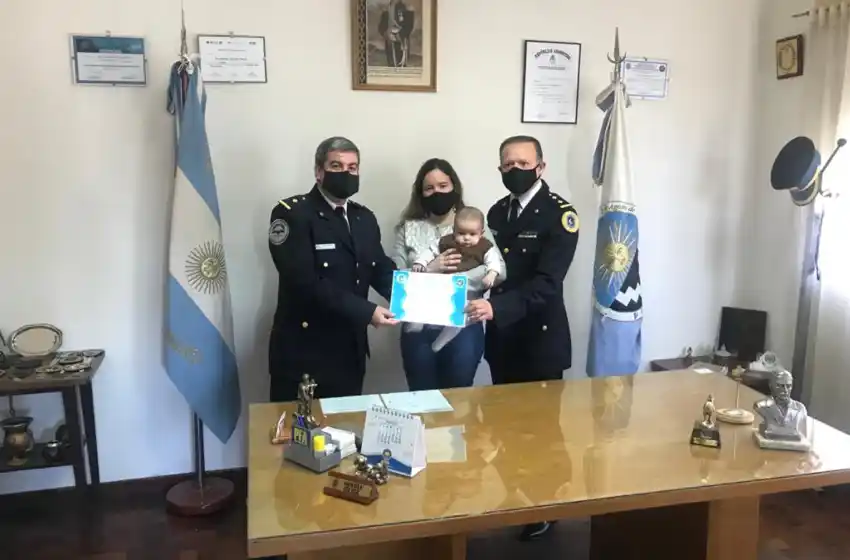La Policía Federal efectuó entrega de carnet de Obra Social