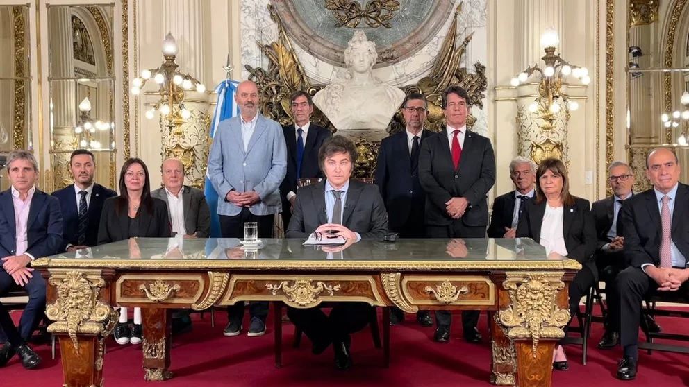 Javier Milei firmó el DNU de desregulación de la economía