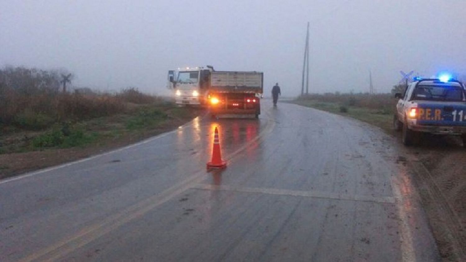 Un camión de la Municipalidad de Crespo hizo el efecto tijera mientras circulaba en la ruta que une Villa Fontana y Tezano Pintos