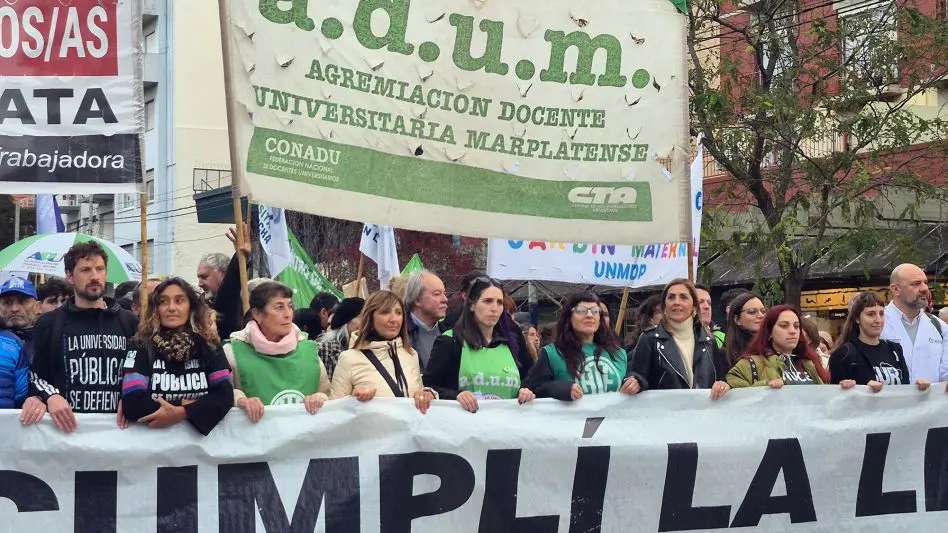Multitudinaria marcha en Mar del Plata en defensa de la universidad pública: "Milei, cumplí la ley"