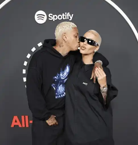 En junio de 2022 Alexander acompañaba a Amber Rose. Poco después fue visto con Cher. Foto AFP