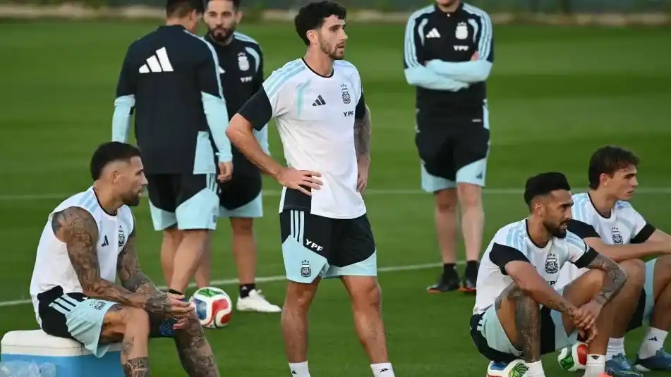 Con la clasificación asegurada, Scaloni prepara un equipo alternativo con el entrerriano Senesi ante Jordania