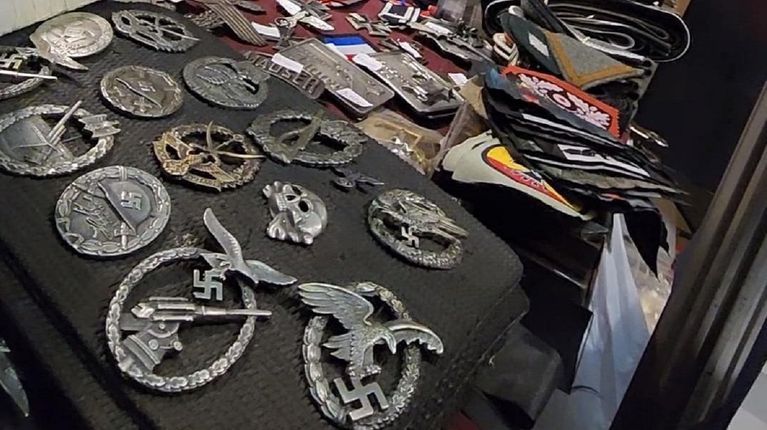 Un hombre fue detenido por vender de objetos nazis en la feria de La Rural