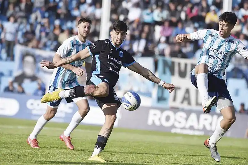 El líder Racing complicó
aún más a Juventud Unida