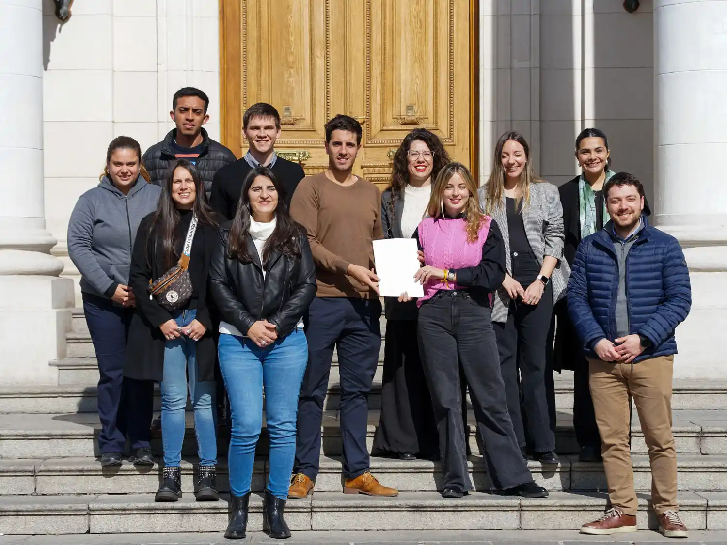 Referentes de las juventudes políticas de Unidos para Cambiar Santa Fe, a las puertas de la Legislatura provincial. Foto: Gentileza