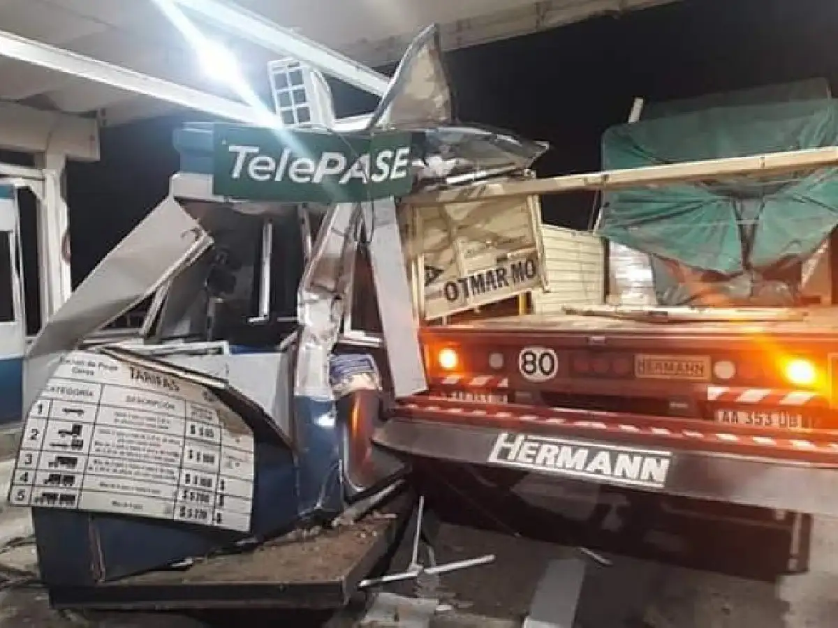 Un semirremolque destrozó la cabina de peaje en Ceres