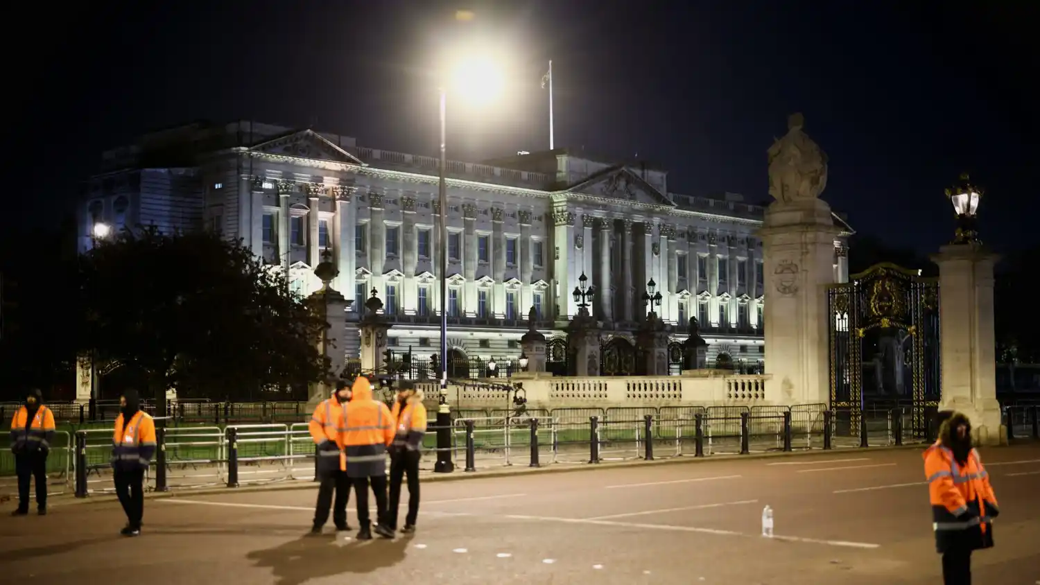 HOMBRE ENCENDIÓ LAS ALARMAS EN REINO UNIDO: lo detuvieron por estar armado afuera del Palacio de Buckingham