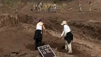 Personal del Equipo de Forenses durante las excavaciones en La Perla.