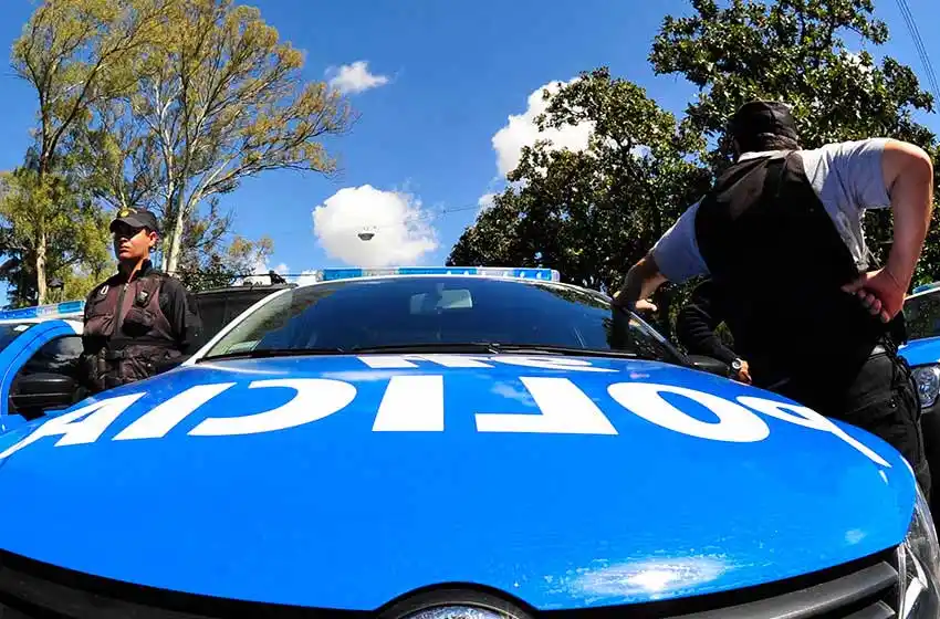 Irrumpió en un negocio y golpeó a los presentes