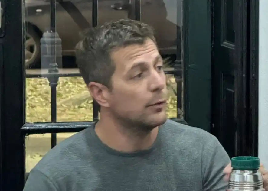 Ariel Rey con un mate