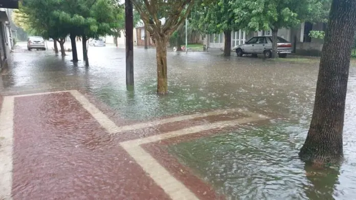 Fuertes lluvias generaron inundaciones en Dolores y Villa Gesell