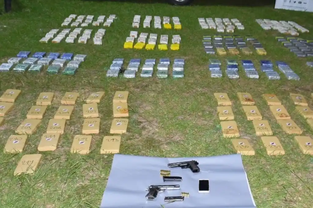 Intentó evitar control y volcó el auto con más de 200 kilos de cocaína dentro