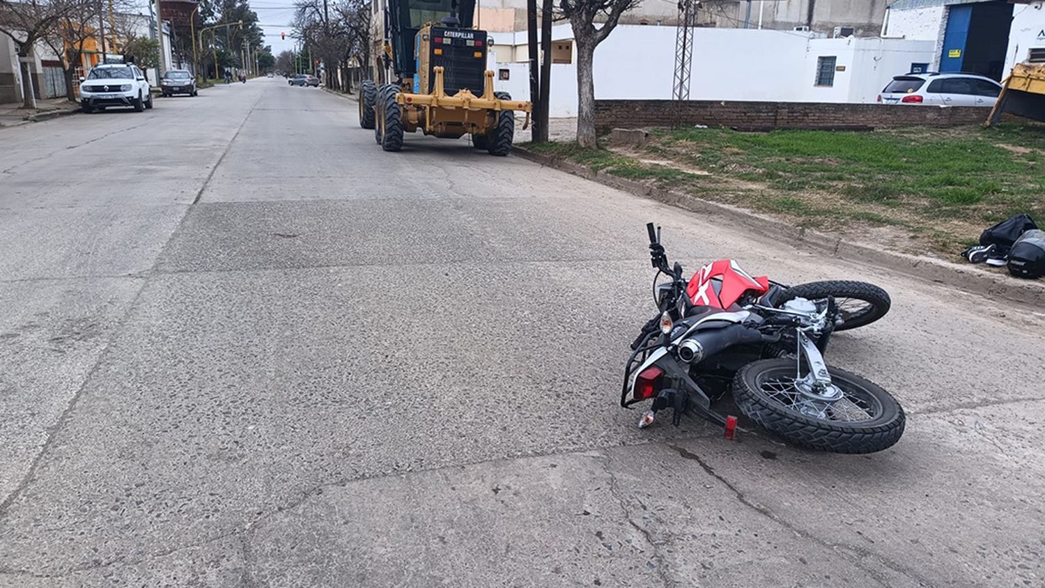 La motocicleta y la motoniveladora protagonizaron un accidente en barrio San Martín