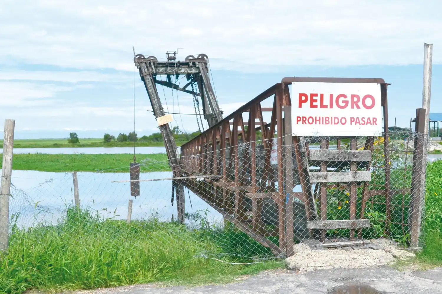 El viejo embarcadero pende de un hilo de acero