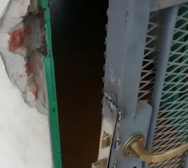 Se fue de la casa por un rato y le reventaron la puerta para robarle  