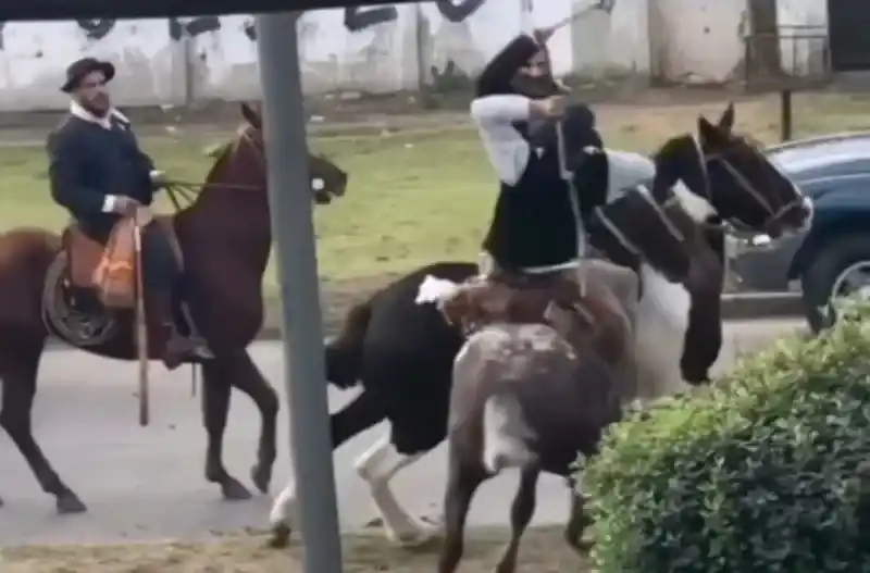 Insólito video: dos jinetes se pelearon a rebenque durante el desfile del 25 de Mayo en Berazategui