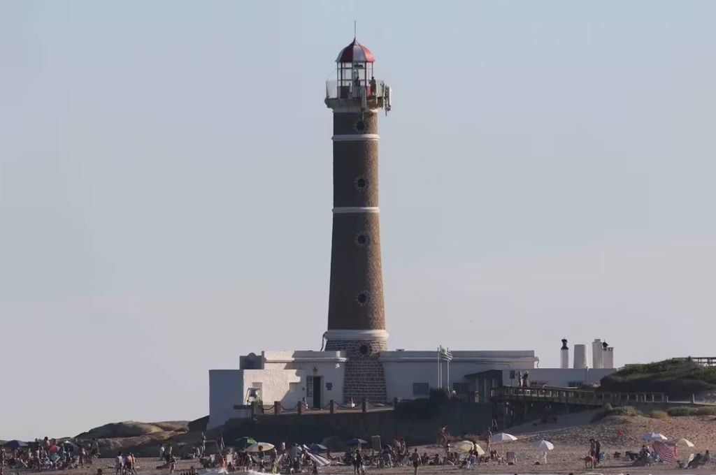 Faro en la playa José Ignacio