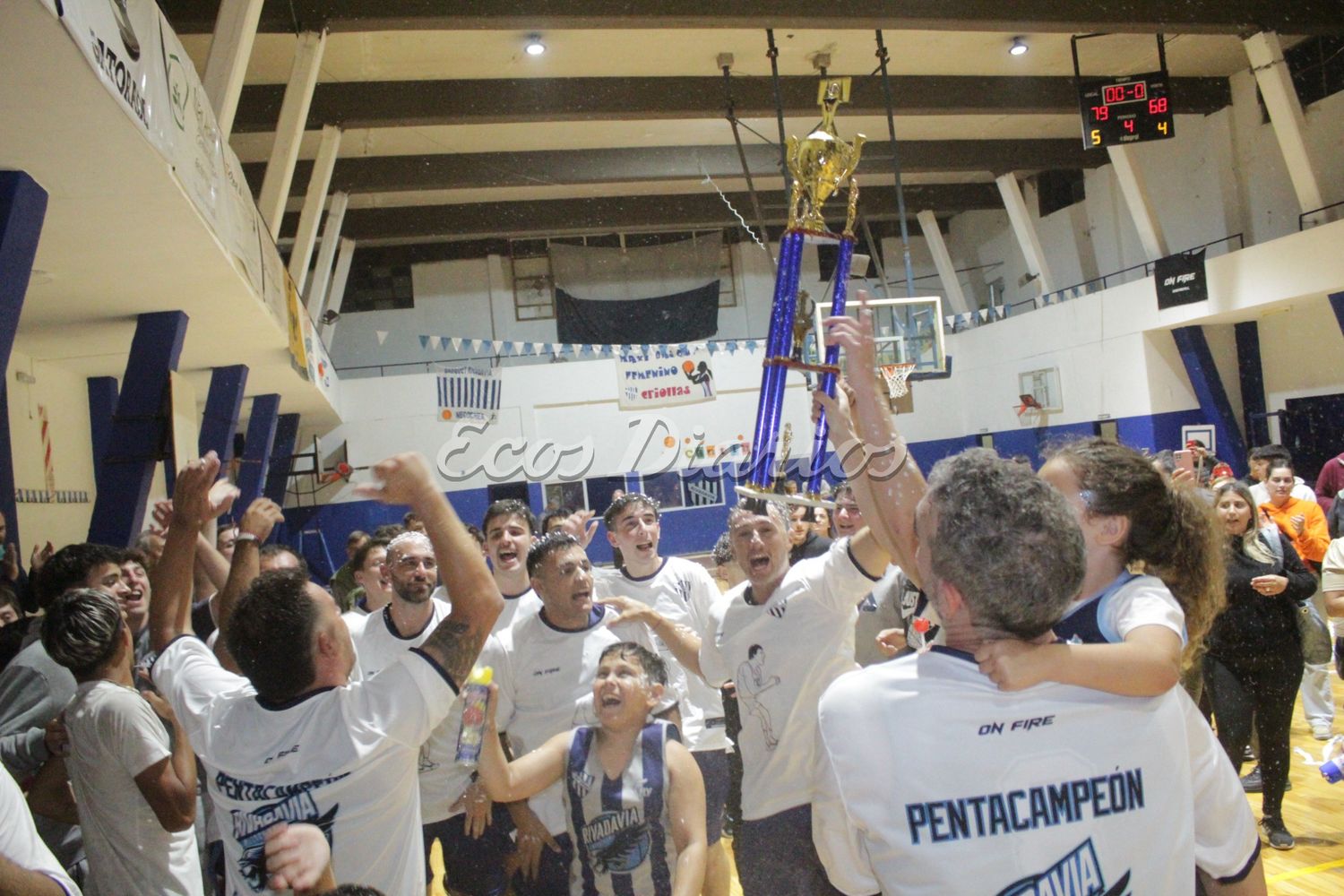 Festejando el pentacampeonato con el nuevo trofeo.