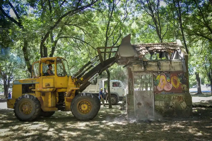 El Municipio derribó una estructura abandonada que representaba un punto de inseguridad