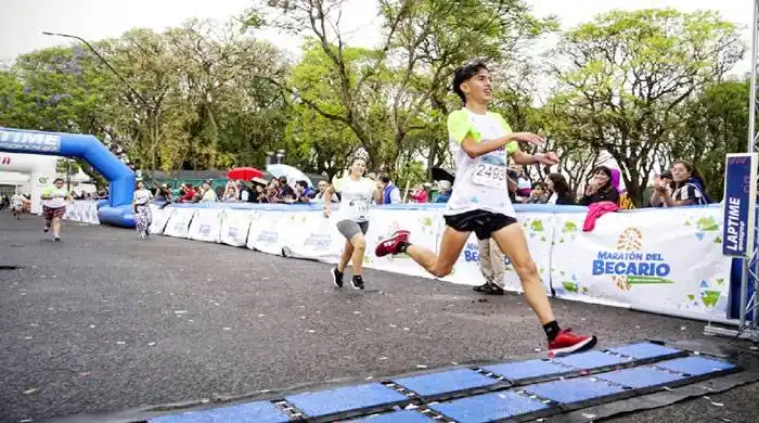 Imanol Quiróz y Patricia Ponce ganaron los 10K de la maratón del Becario