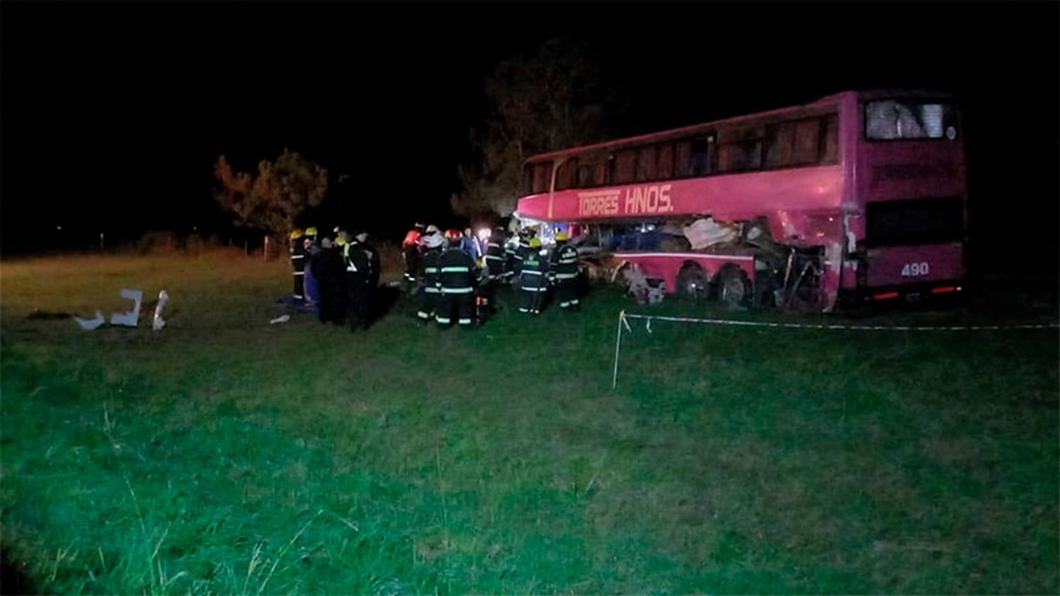 Cinco muertos y cuatro heridos graves al chocar un micro y un camión en Santa Fe